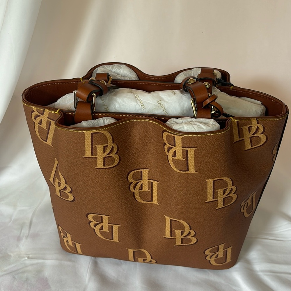 NWT Dooney & Bourke Saddle small Flynn purse